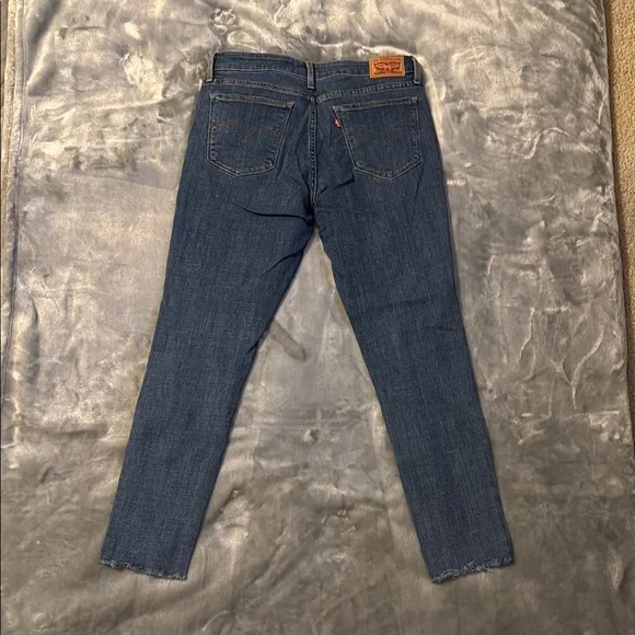 EUC Levi's Size 29 Distressed Skinny Jeans - Picture 2 of 6